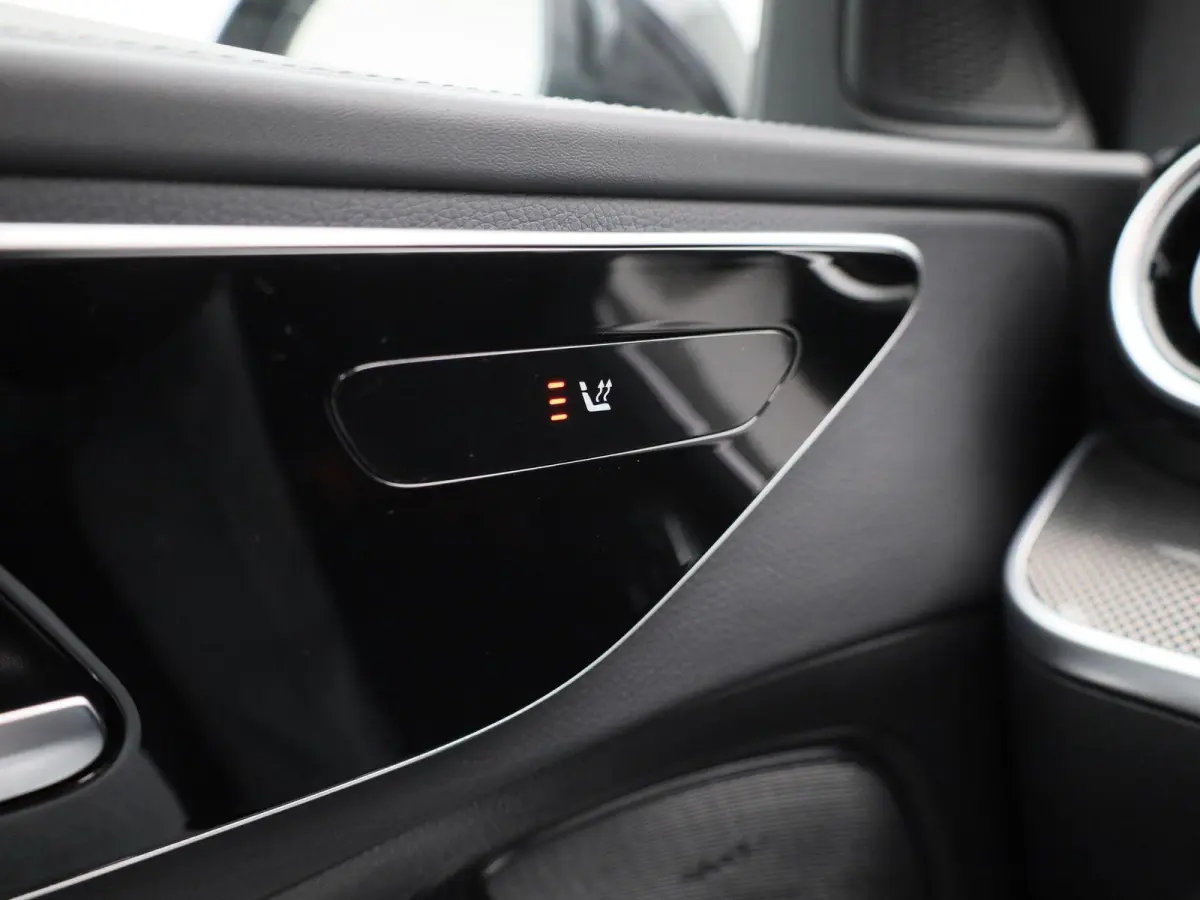 180 AMG Line | Automaat | Panoramadak | Apple Carplay / Android Auto | Trekhaak | Virtual cockpit | Sfeer verlichting | Leder | Navigatie | Climate control | Camera | Parkeer sensoren | LMV 