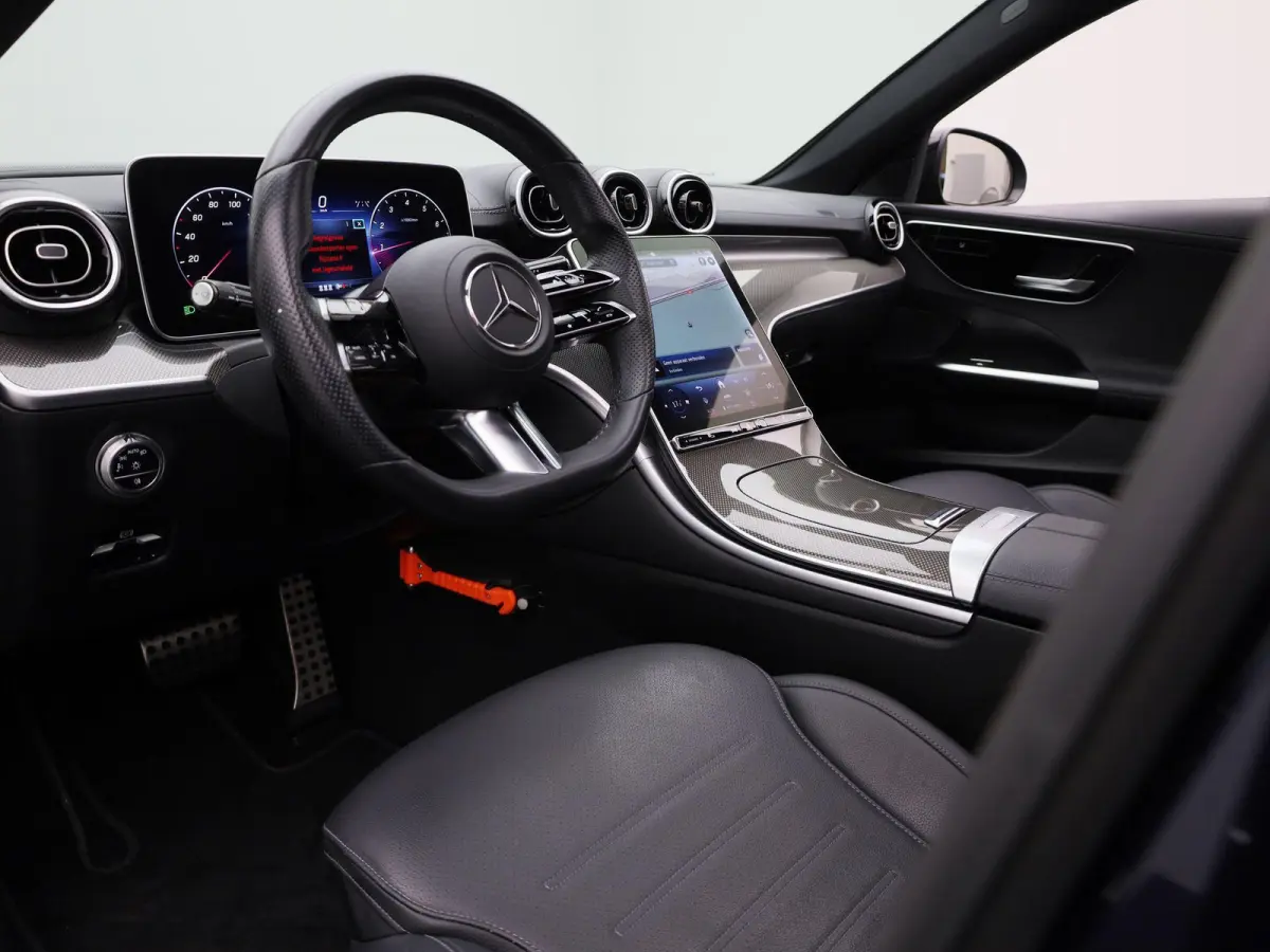 180 AMG Line | Automaat | Panoramadak | Apple Carplay / Android Auto | Trekhaak | Virtual cockpit | Sfeer verlichting | Leder | Navigatie | Climate control | Camera | Parkeer sensoren | LMV 