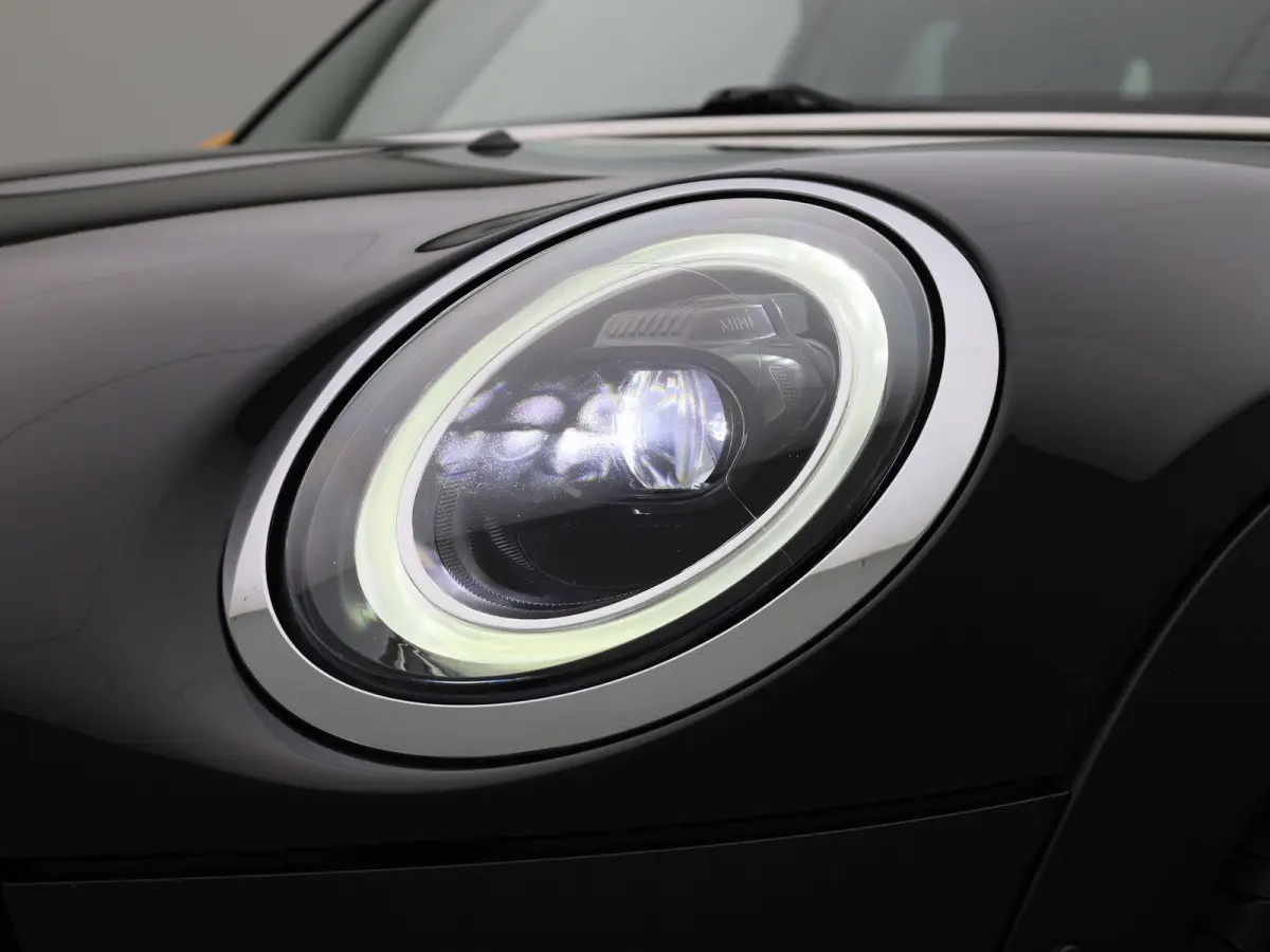 1.5 One Essential | Navigatie | LMV | Parkeer sensoren | Climate control | Union Jack achterlichten | Bluetooth