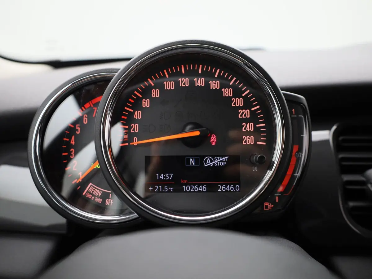 1.5 One Essential | Navigatie | LMV | Parkeer sensoren | Climate control | Union Jack achterlichten | Bluetooth