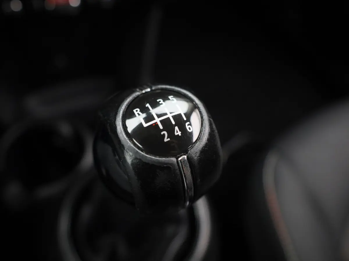 1.5 One Essential | Navigatie | LMV | Parkeer sensoren | Climate control | Union Jack achterlichten | Bluetooth