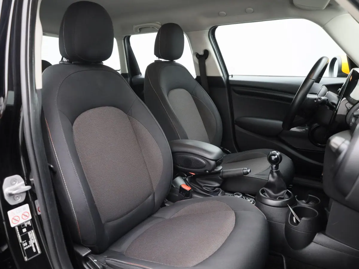 1.5 One Essential | Navigatie | LMV | Parkeer sensoren | Climate control | Union Jack achterlichten | Bluetooth