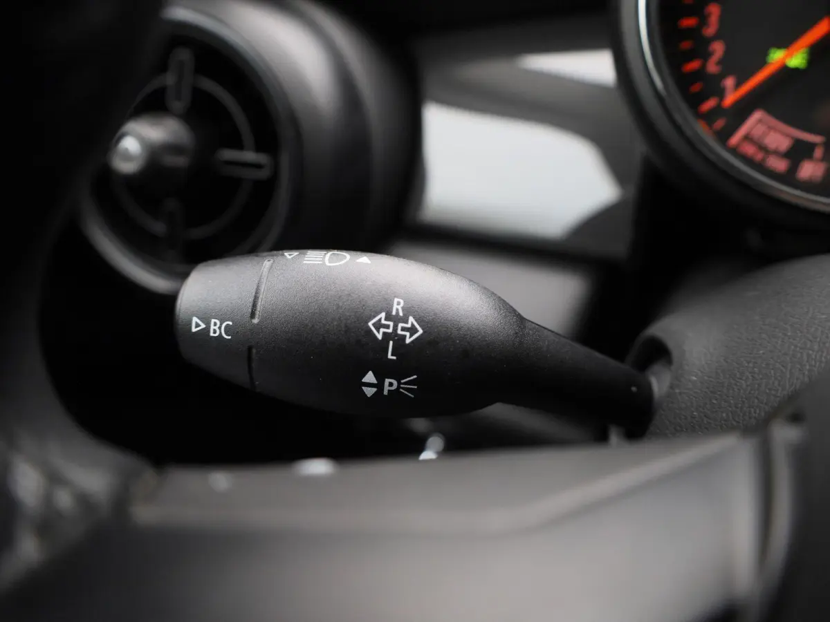 1.5 One Essential | Navigatie | LMV | Parkeer sensoren | Climate control | Union Jack achterlichten | Bluetooth
