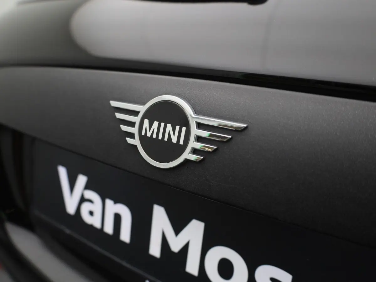 1.5 One Essential | Navigatie | LMV | Parkeer sensoren | Climate control | Union Jack achterlichten | Bluetooth