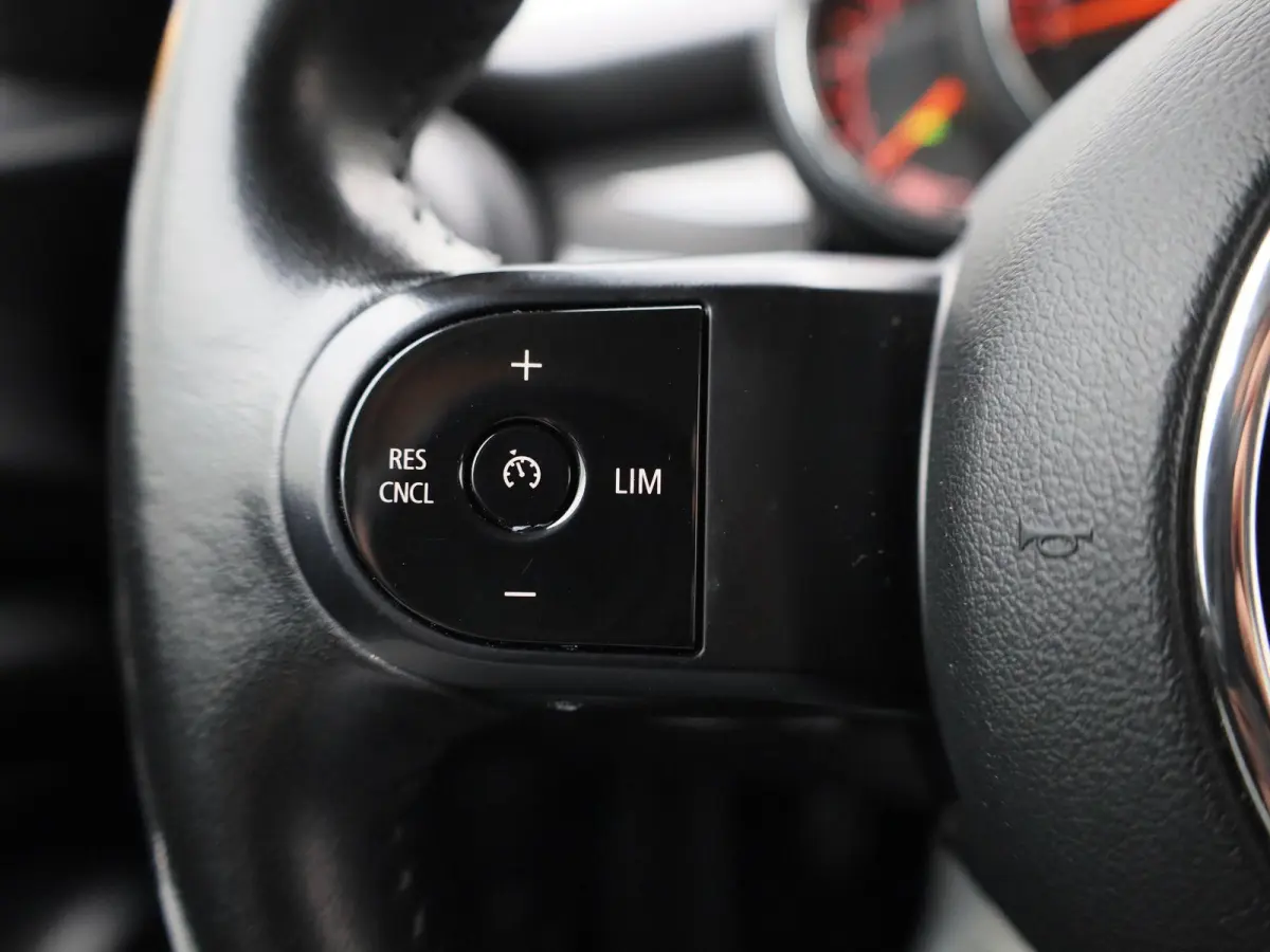 1.5 One Essential | Navigatie | LMV | Parkeer sensoren | Climate control | Union Jack achterlichten | Bluetooth