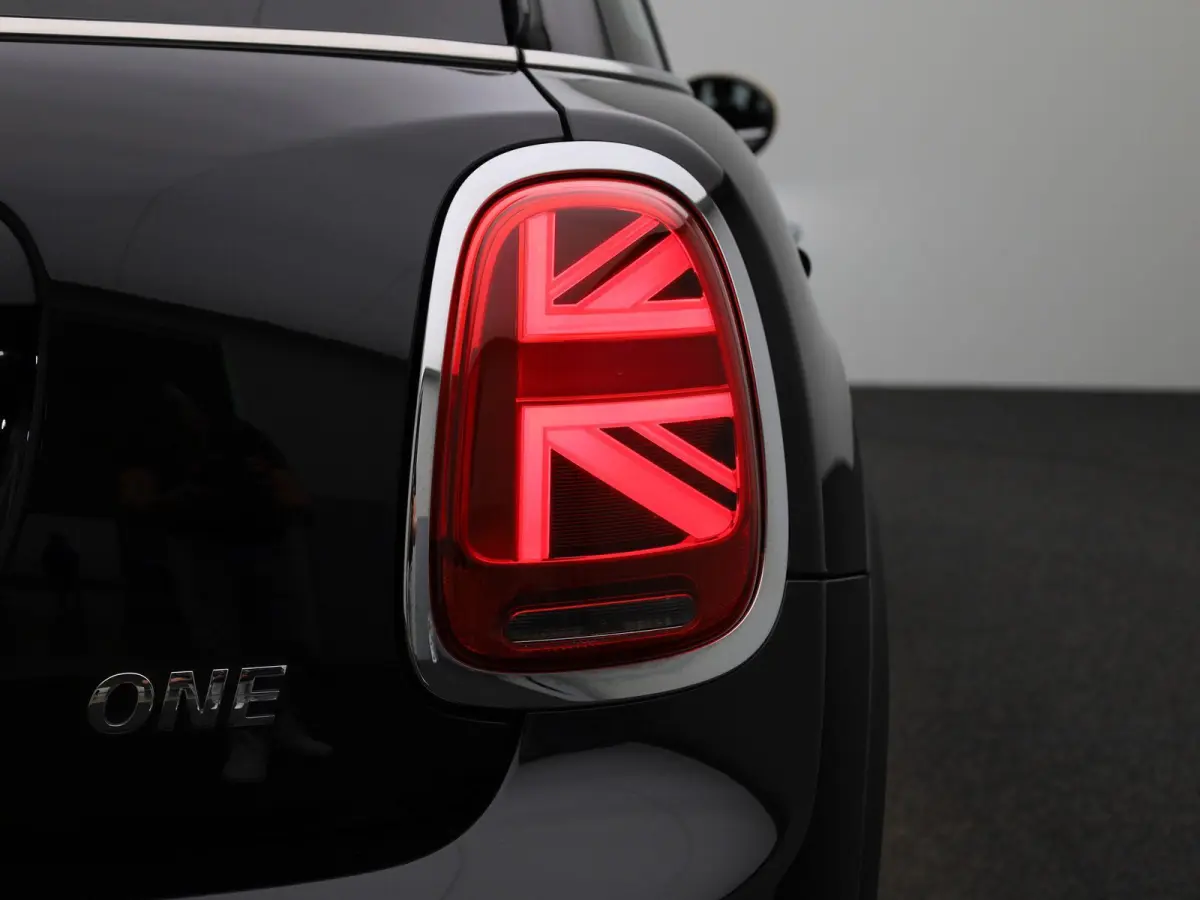 1.5 One Essential | Navigatie | LMV | Parkeer sensoren | Climate control | Union Jack achterlichten | Bluetooth