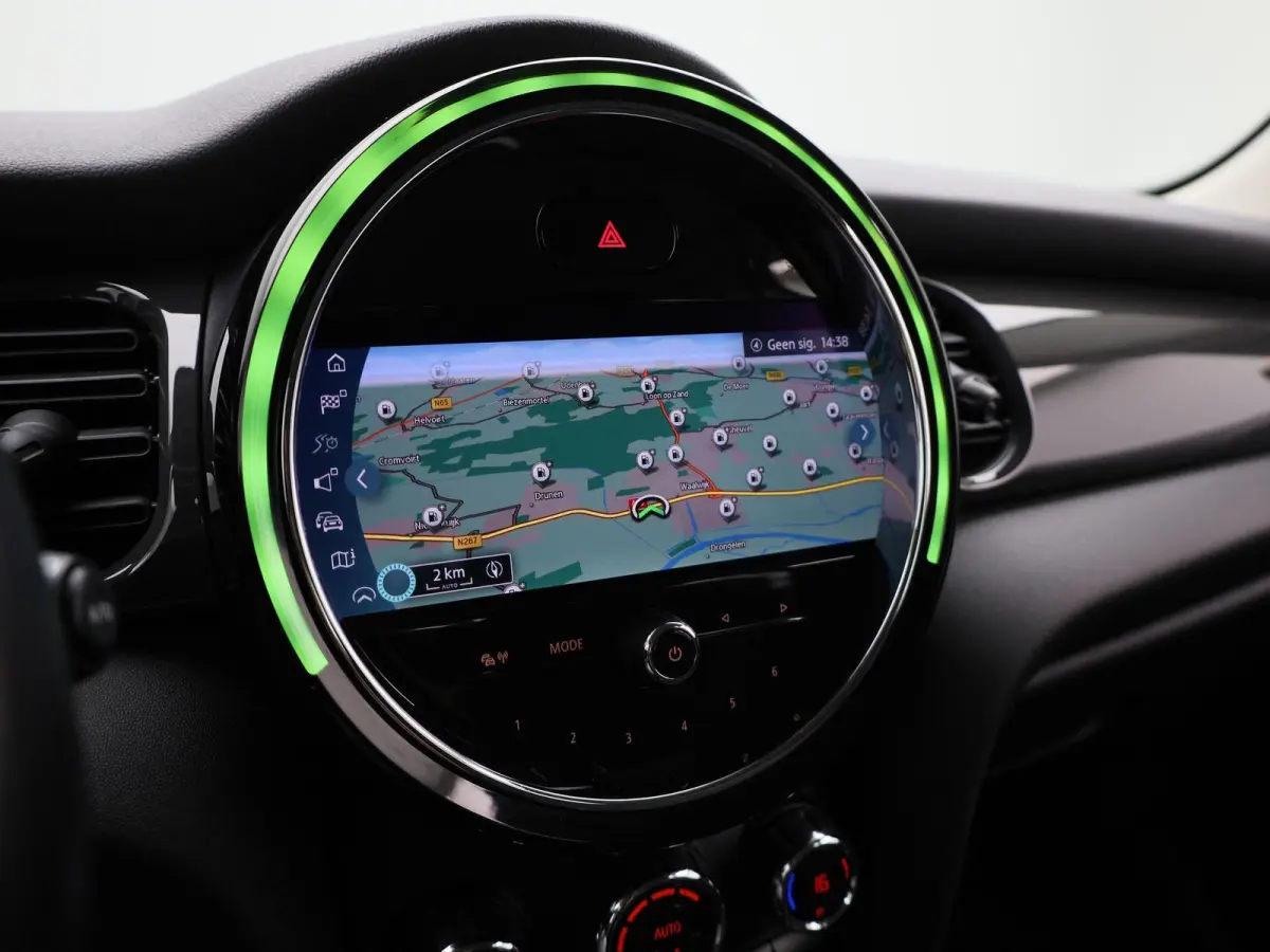 1.5 One Essential | Navigatie | LMV | Parkeer sensoren | Climate control | Union Jack achterlichten | Bluetooth