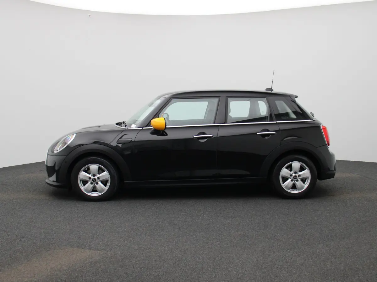 1.5 One Essential | Navigatie | LMV | Parkeer sensoren | Climate control | Union Jack achterlichten | Bluetooth