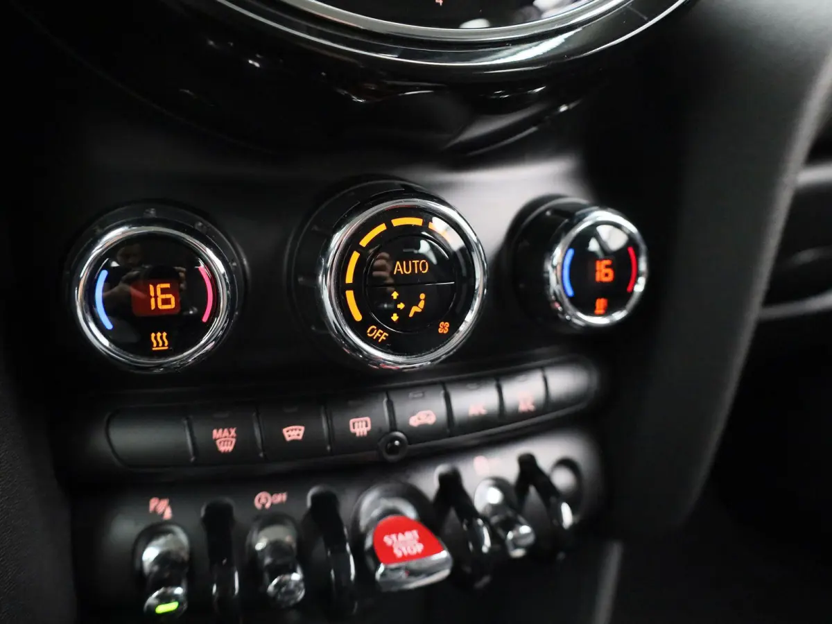 1.5 One Essential | Navigatie | LMV | Parkeer sensoren | Climate control | Union Jack achterlichten | Bluetooth