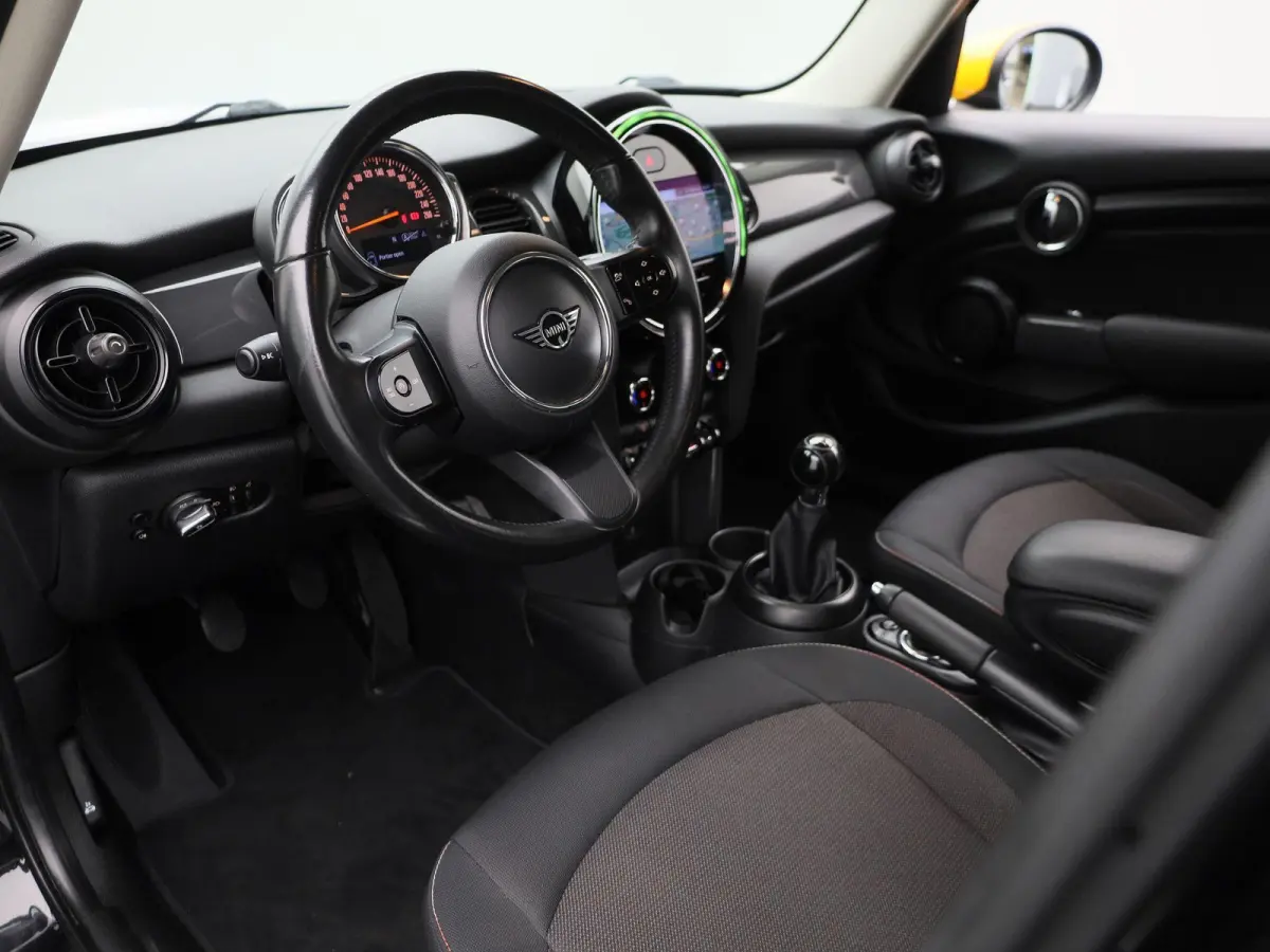 1.5 One Essential | Navigatie | LMV | Parkeer sensoren | Climate control | Union Jack achterlichten | Bluetooth