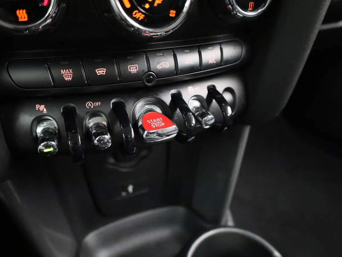 1.5 One Essential | Navigatie | LMV | Parkeer sensoren | Climate control | Union Jack achterlichten | Bluetooth