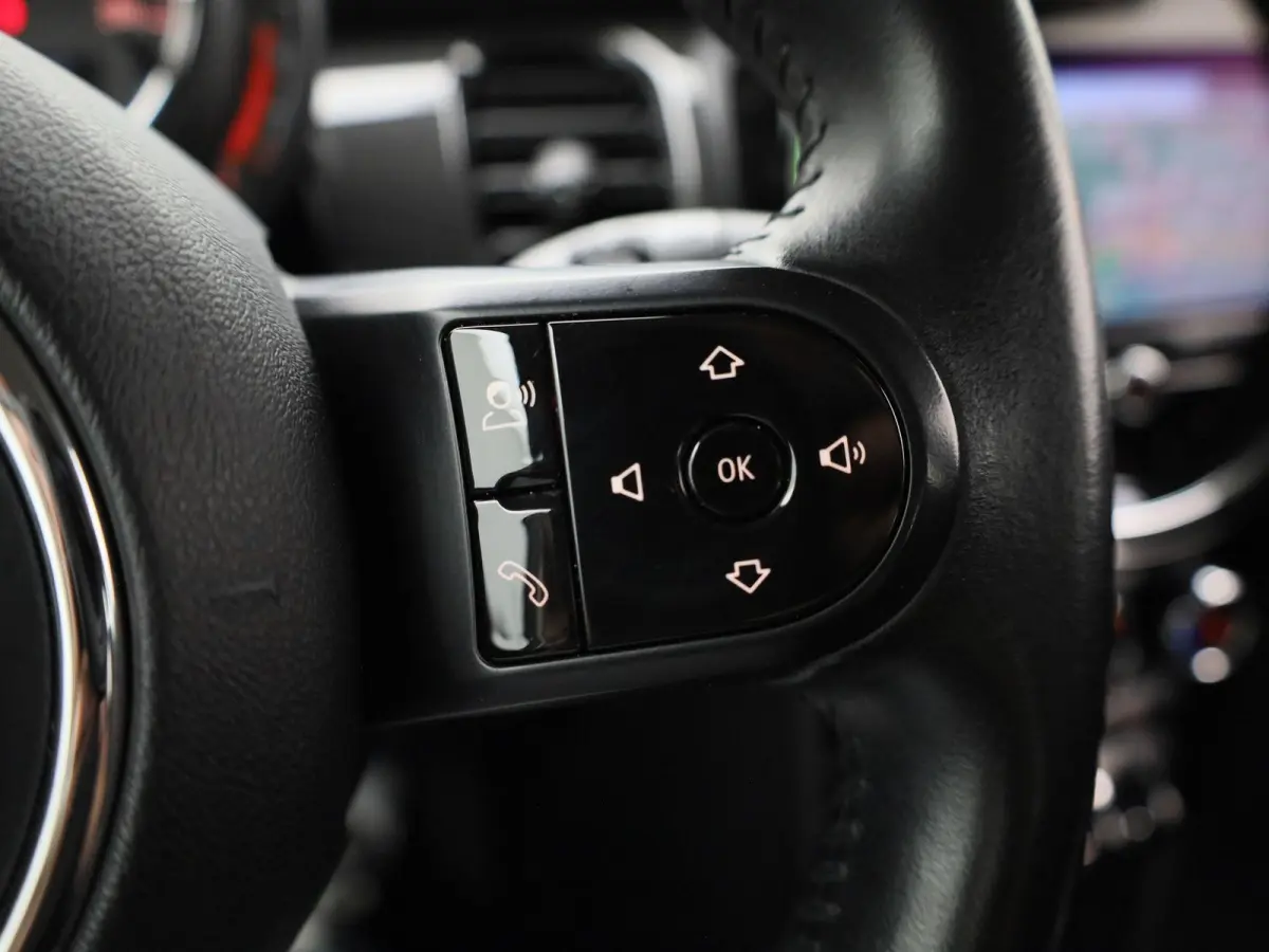 1.5 One Essential | Navigatie | LMV | Parkeer sensoren | Climate control | Union Jack achterlichten | Bluetooth