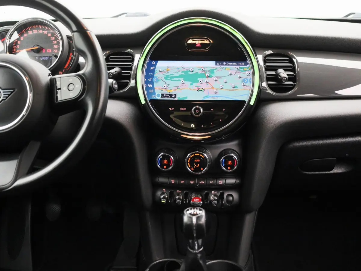 1.5 One Essential | Navigatie | LMV | Parkeer sensoren | Climate control | Union Jack achterlichten | Bluetooth