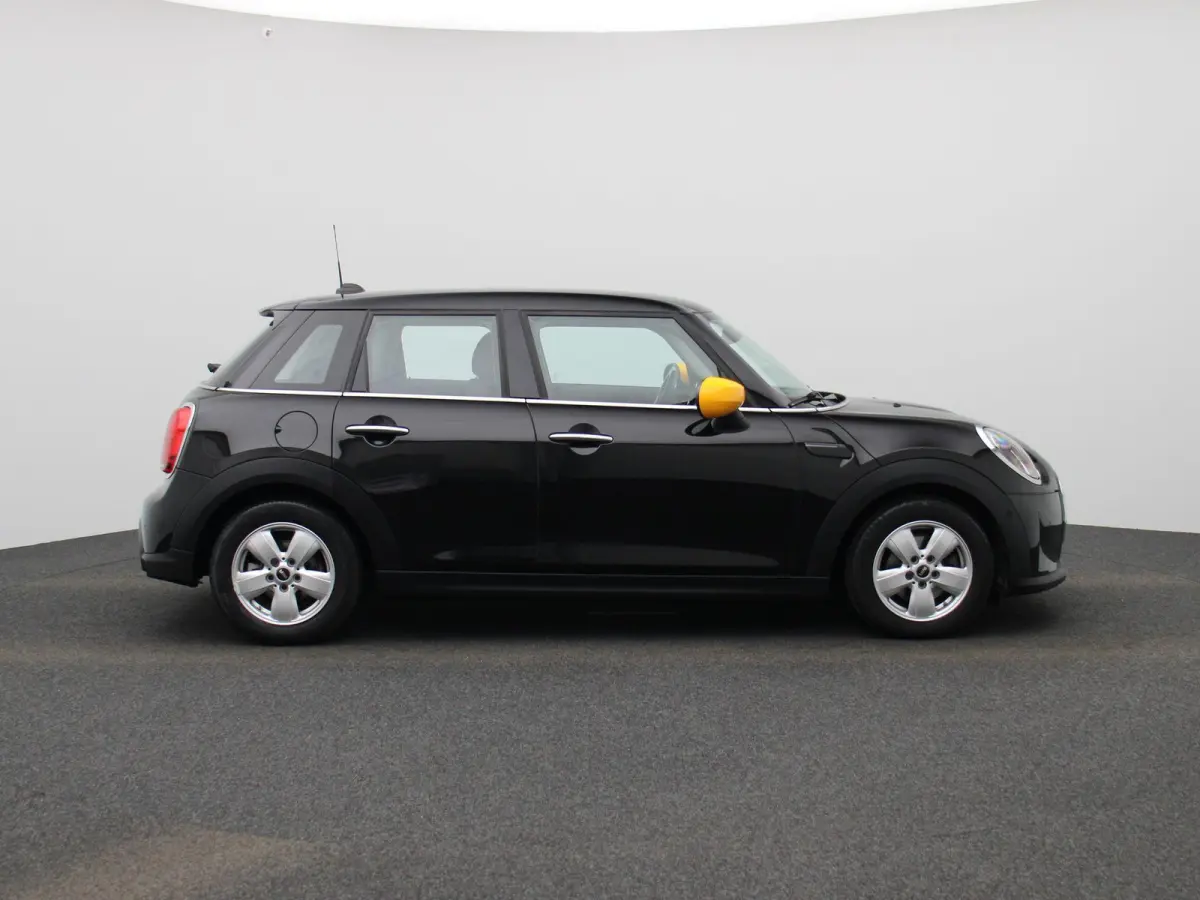 1.5 One Essential | Navigatie | LMV | Parkeer sensoren | Climate control | Union Jack achterlichten | Bluetooth