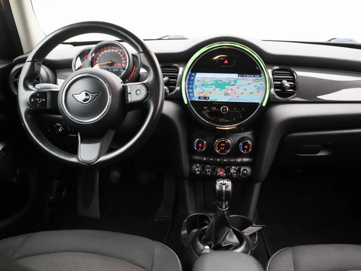 1.5 One Essential | Navigatie | LMV | Parkeer sensoren | Climate control | Union Jack achterlichten | Bluetooth