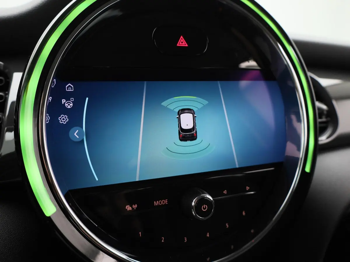 1.5 One Essential | Navigatie | LMV | Parkeer sensoren | Climate control | Union Jack achterlichten | Bluetooth