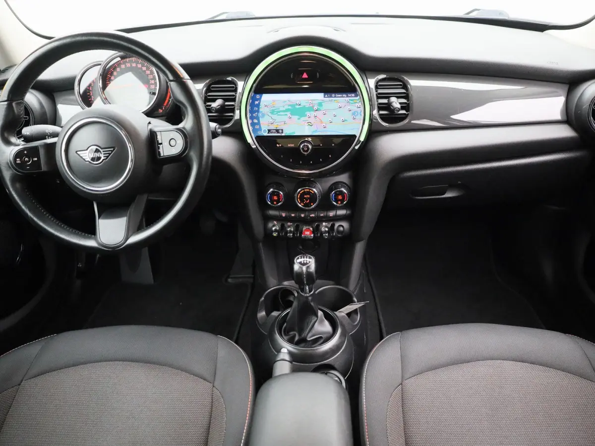 1.5 One Essential | Navigatie | LMV | Parkeer sensoren | Climate control | Union Jack achterlichten | Bluetooth