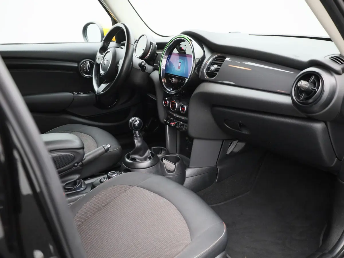 1.5 One Essential | Navigatie | LMV | Parkeer sensoren | Climate control | Union Jack achterlichten | Bluetooth