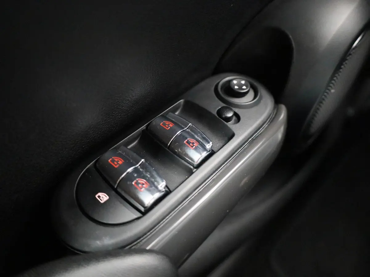 1.5 One Essential | Navigatie | LMV | Parkeer sensoren | Climate control | Union Jack achterlichten | Bluetooth