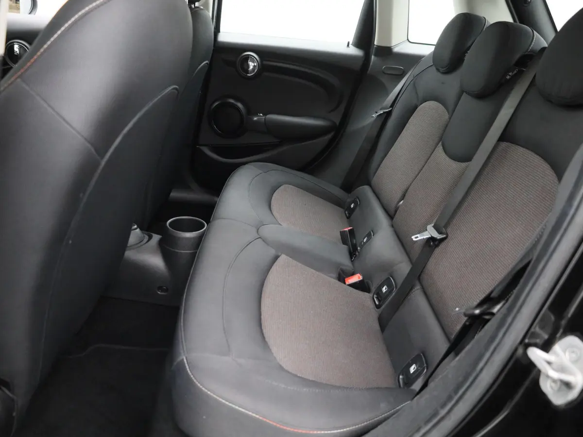 1.5 One Essential | Navigatie | LMV | Parkeer sensoren | Climate control | Union Jack achterlichten | Bluetooth