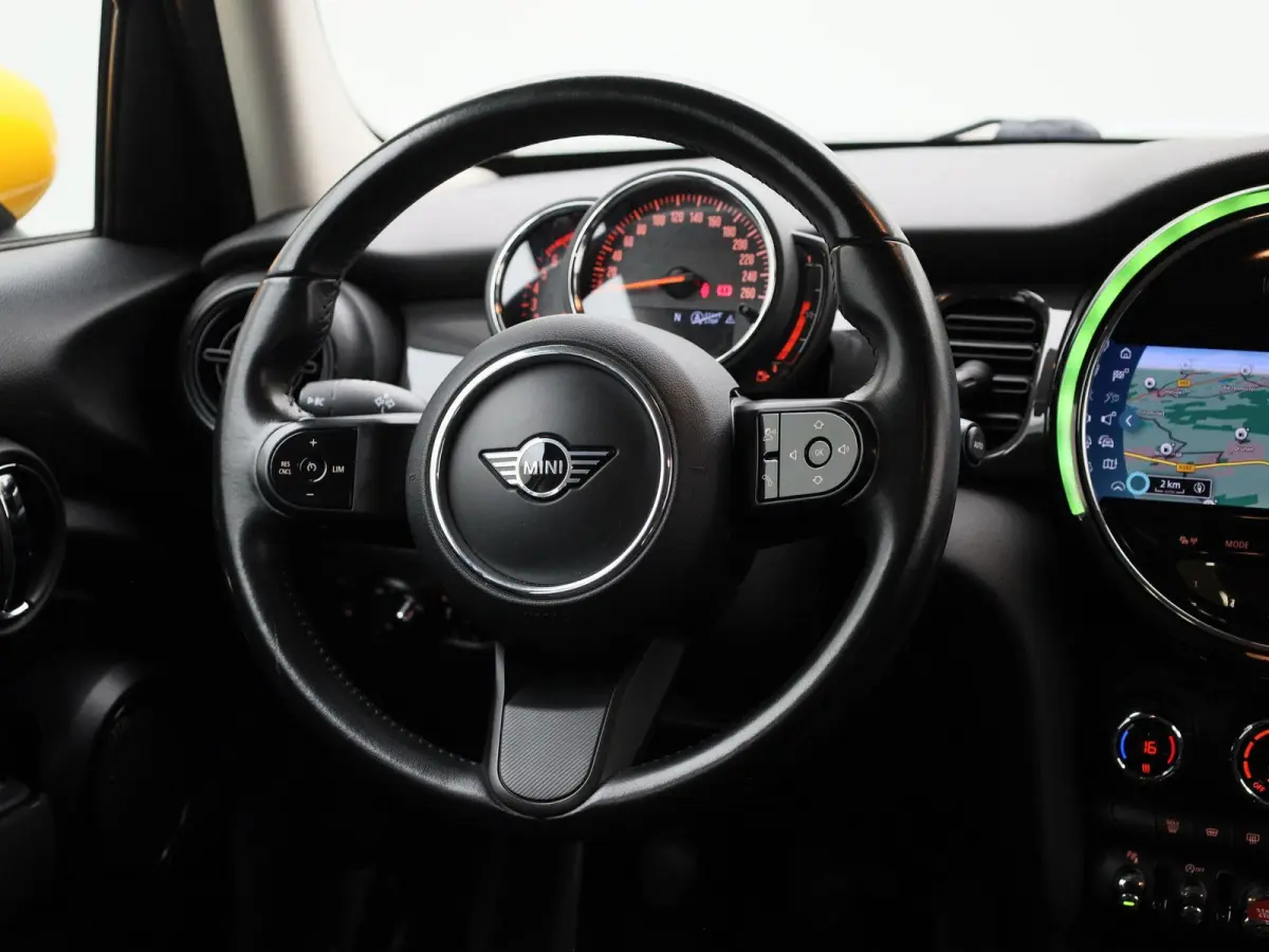 1.5 One Essential | Navigatie | LMV | Parkeer sensoren | Climate control | Union Jack achterlichten | Bluetooth