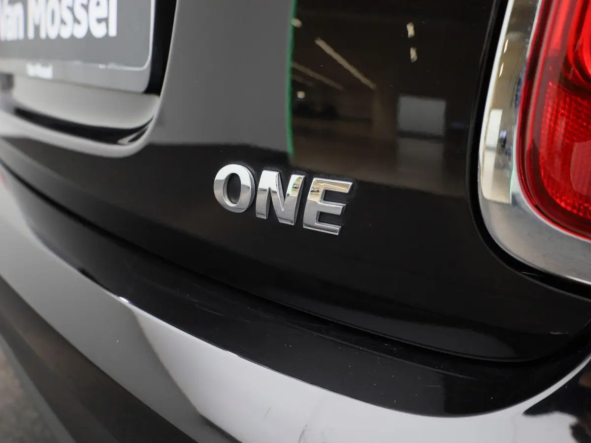 1.5 One Essential | Navigatie | LMV | Parkeer sensoren | Climate control | Union Jack achterlichten | Bluetooth