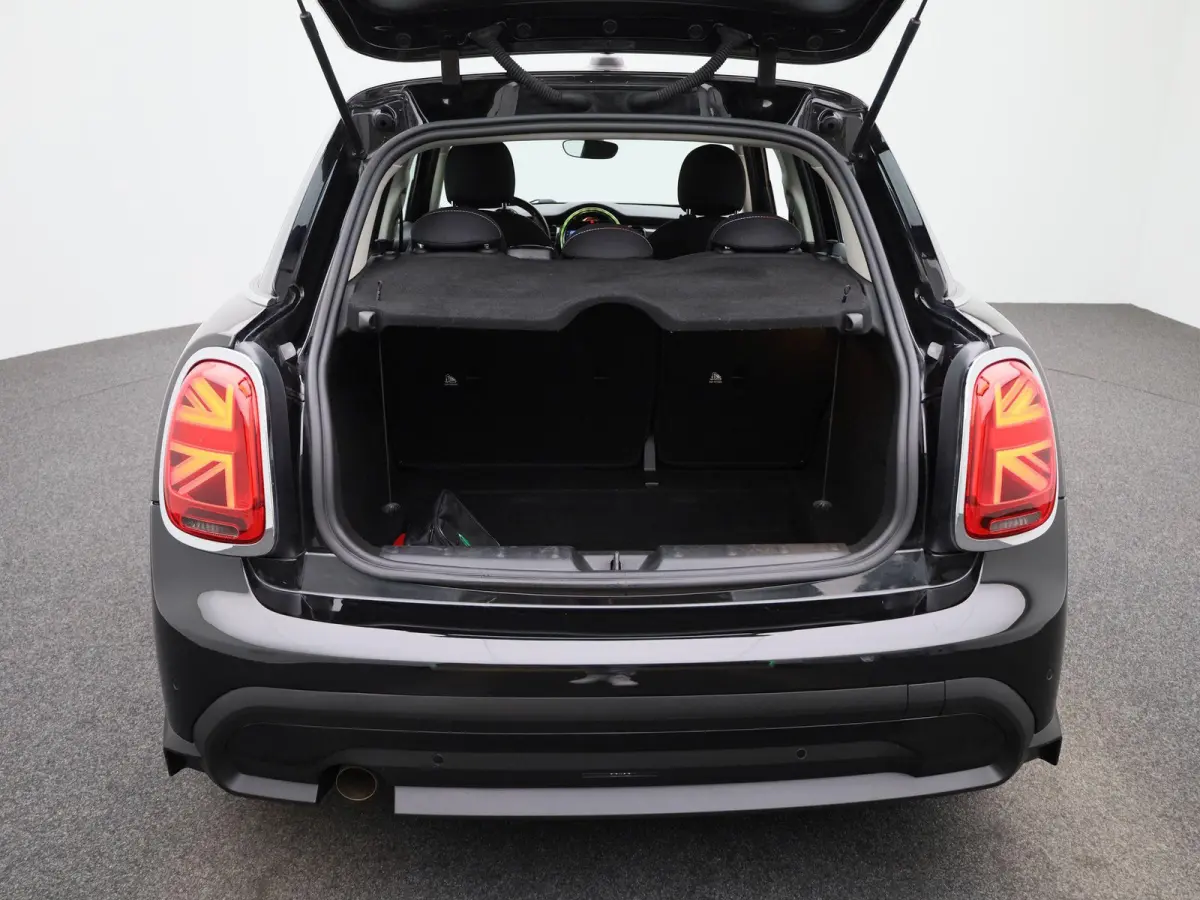 1.5 One Essential | Navigatie | LMV | Parkeer sensoren | Climate control | Union Jack achterlichten | Bluetooth