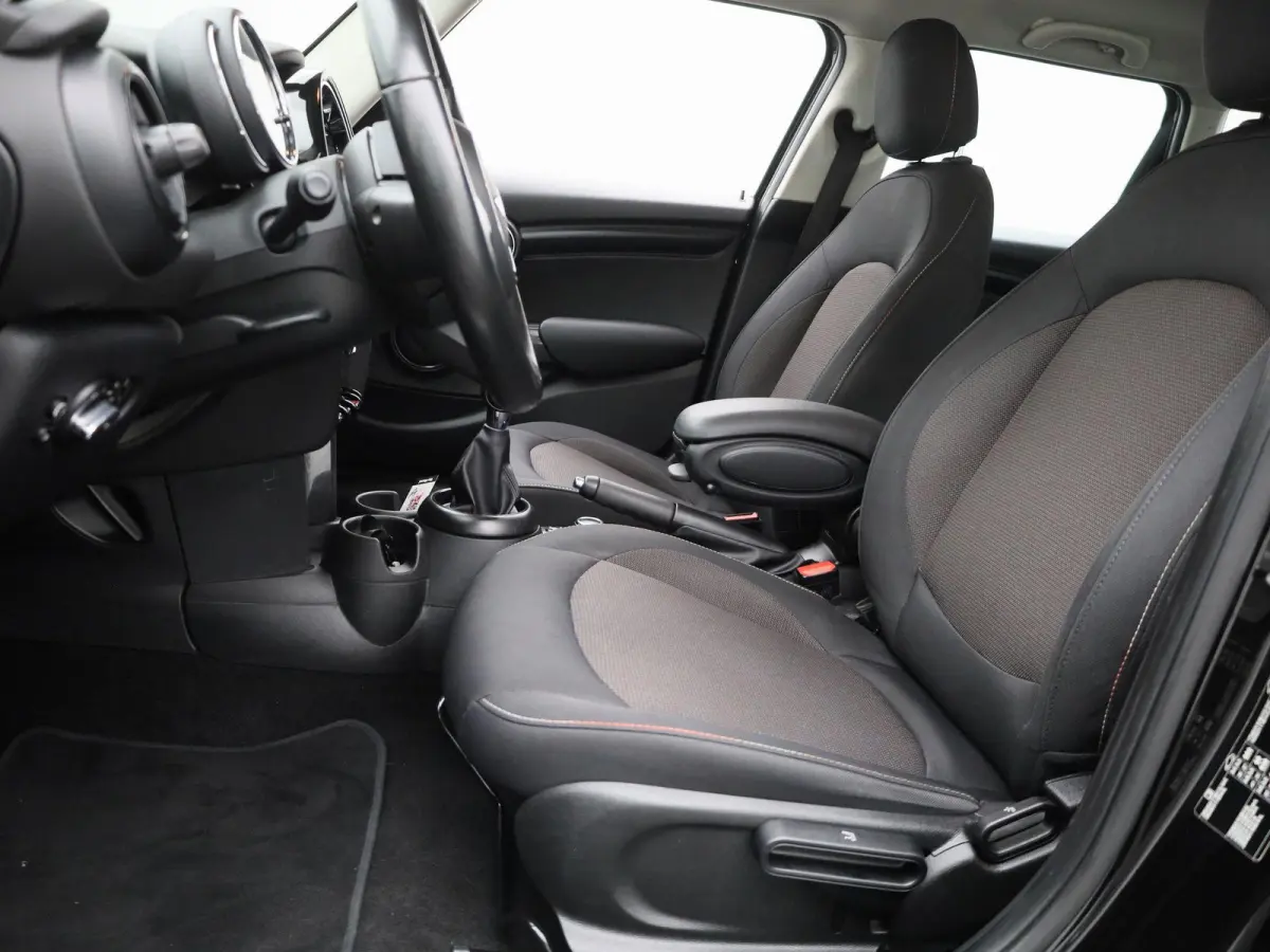 1.5 One Essential | Navigatie | LMV | Parkeer sensoren | Climate control | Union Jack achterlichten | Bluetooth