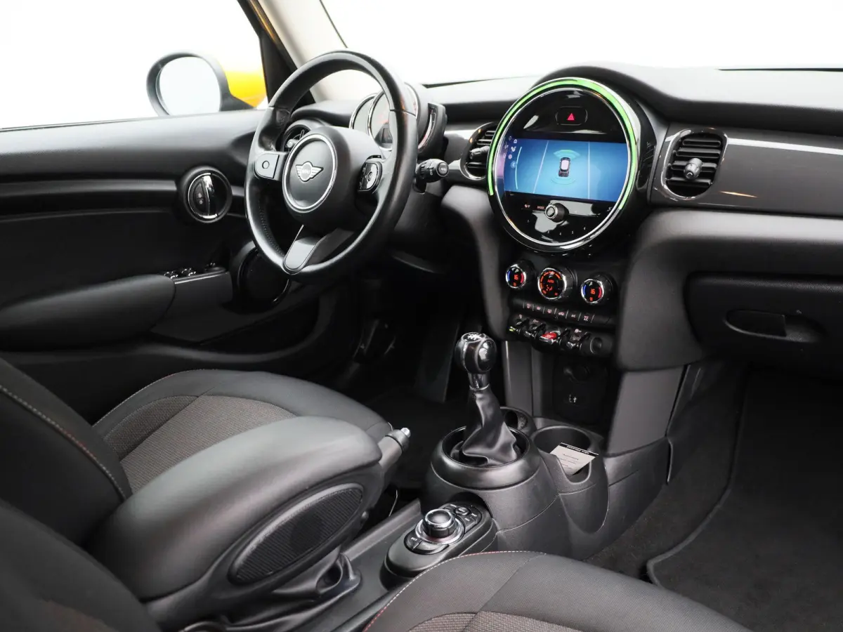 1.5 One Essential | Navigatie | LMV | Parkeer sensoren | Climate control | Union Jack achterlichten | Bluetooth