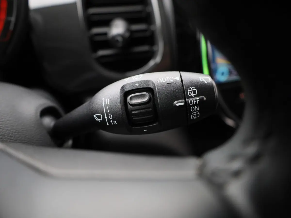 1.5 One Essential | Navigatie | LMV | Parkeer sensoren | Climate control | Union Jack achterlichten | Bluetooth