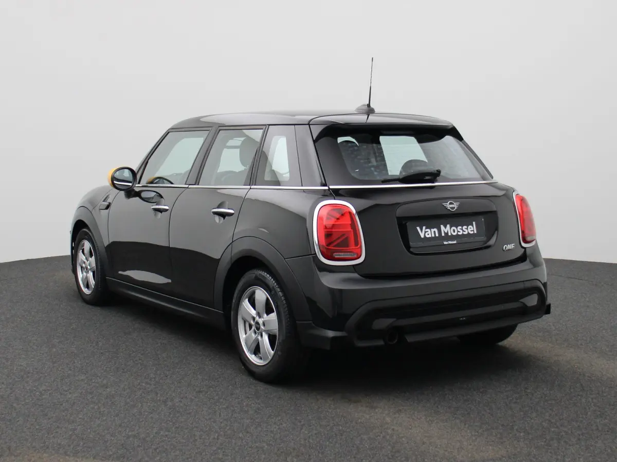 1.5 One Essential | Navigatie | LMV | Parkeer sensoren | Climate control | Union Jack achterlichten | Bluetooth