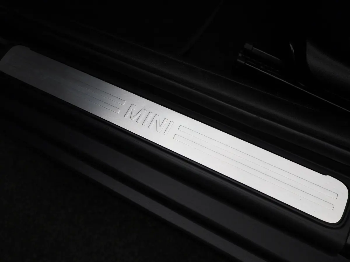 1.5 One Essential | Navigatie | LMV | Parkeer sensoren | Climate control | Union Jack achterlichten | Bluetooth