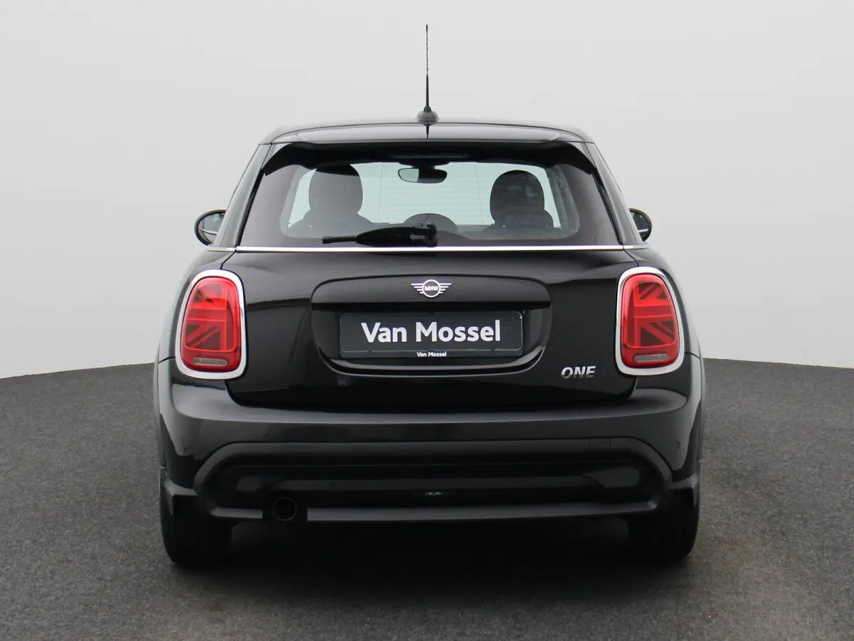 1.5 One Essential | Navigatie | LMV | Parkeer sensoren | Climate control | Union Jack achterlichten | Bluetooth