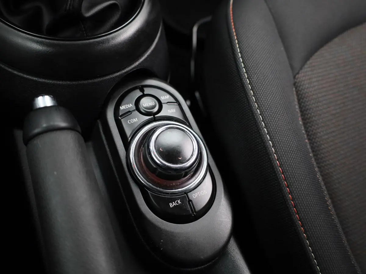 1.5 One Essential | Navigatie | LMV | Parkeer sensoren | Climate control | Union Jack achterlichten | Bluetooth