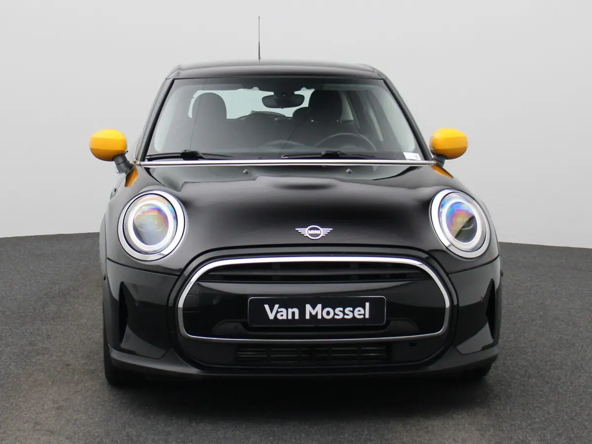 1.5 One Essential | Navigatie | LMV | Parkeer sensoren | Climate control | Union Jack achterlichten | Bluetooth