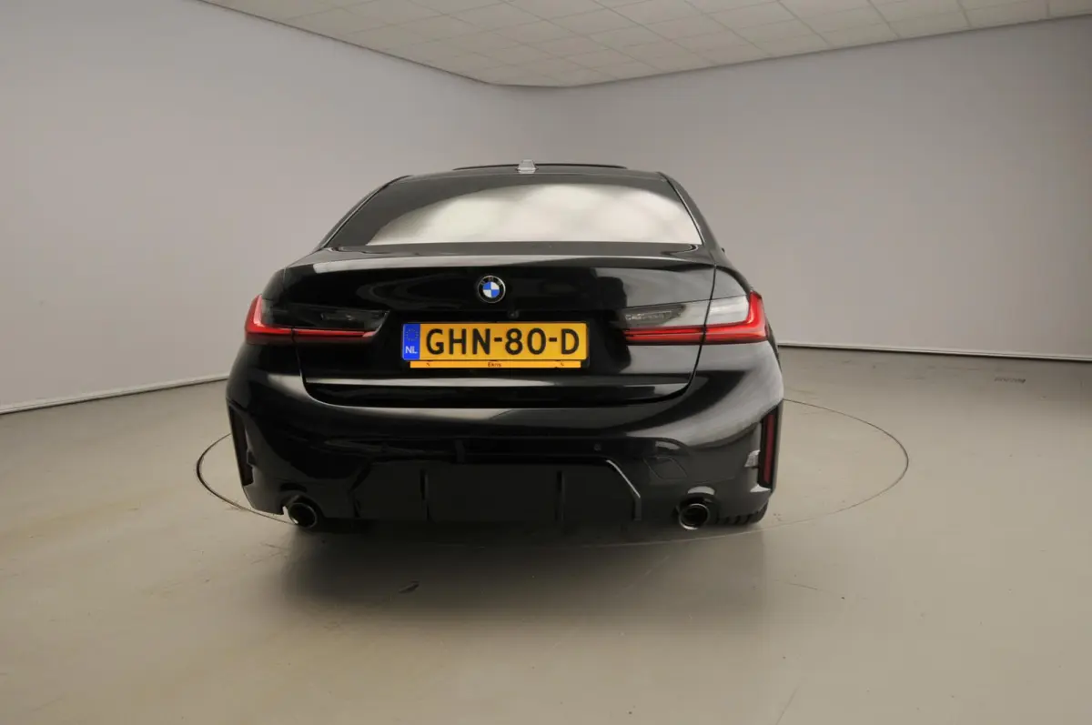 318i | M-Sportpakket | LED | Leder | Navigatie | Schuifdak | Sportstoelen | Stoelverwarming | DAB | Alu 18 inch