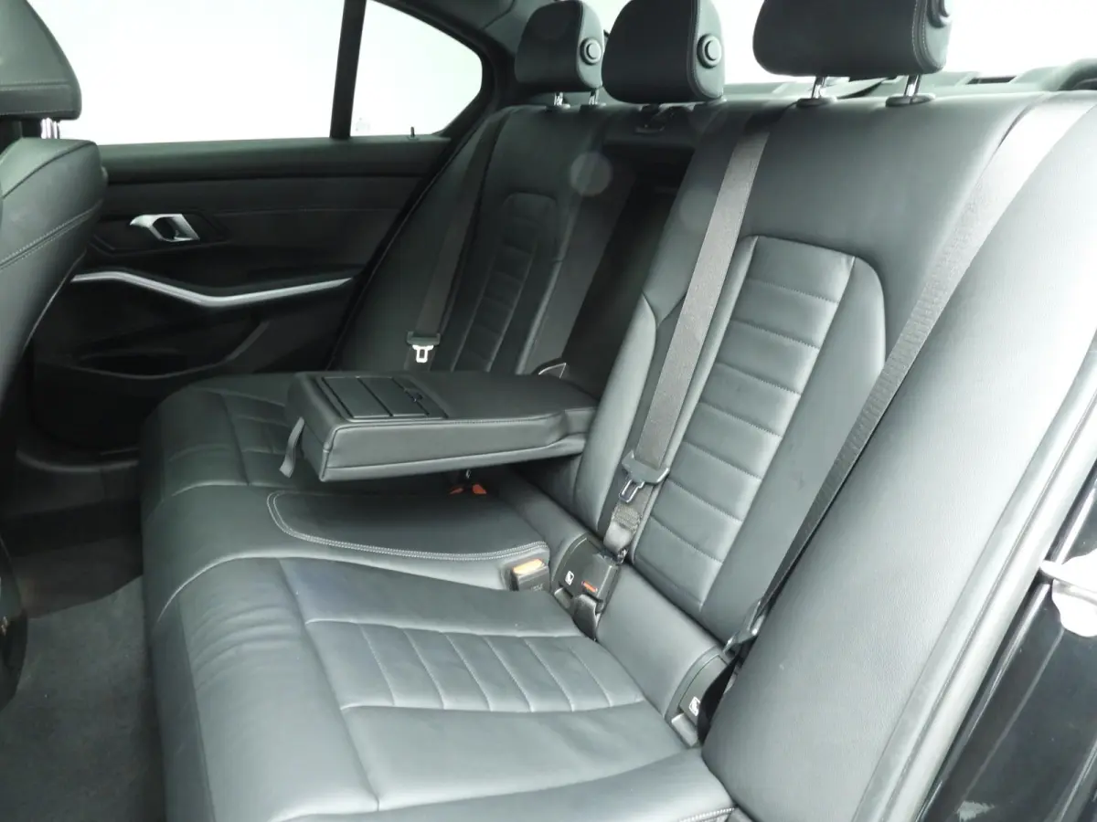 318i | M-Sportpakket | LED | Leder | Navigatie | Schuifdak | Sportstoelen | Stoelverwarming | DAB | Alu 18 inch