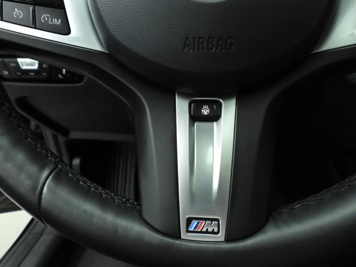 318i | M-Sportpakket | LED | Leder | Navigatie | Schuifdak | Sportstoelen | Stoelverwarming | DAB | Alu 18 inch