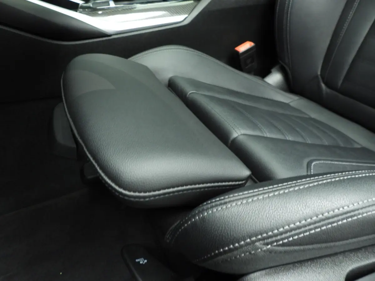 318i | M-Sportpakket | LED | Leder | Navigatie | Schuifdak | Sportstoelen | Stoelverwarming | DAB | Alu 18 inch