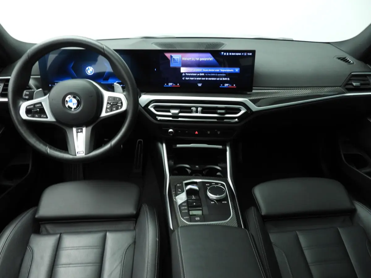 318i | M-Sportpakket | LED | Leder | Navigatie | Schuifdak | Sportstoelen | Stoelverwarming | DAB | Alu 18 inch
