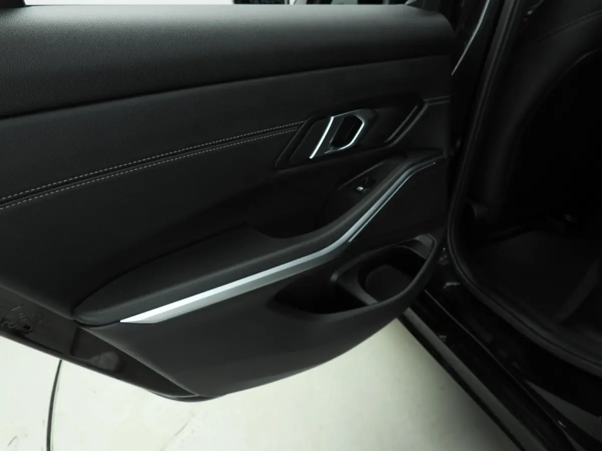 318i | M-Sportpakket | LED | Leder | Navigatie | Schuifdak | Sportstoelen | Stoelverwarming | DAB | Alu 18 inch