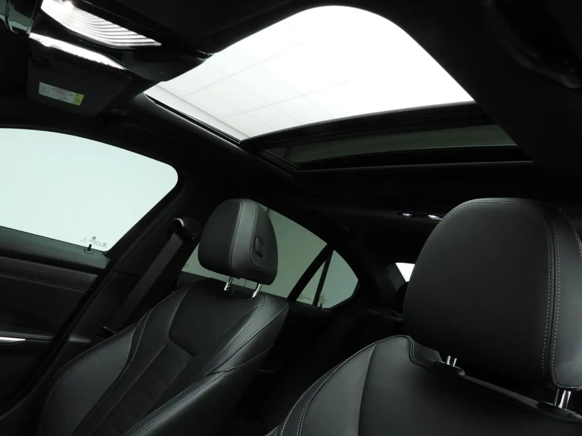 318i | M-Sportpakket | LED | Leder | Navigatie | Schuifdak | Sportstoelen | Stoelverwarming | DAB | Alu 18 inch