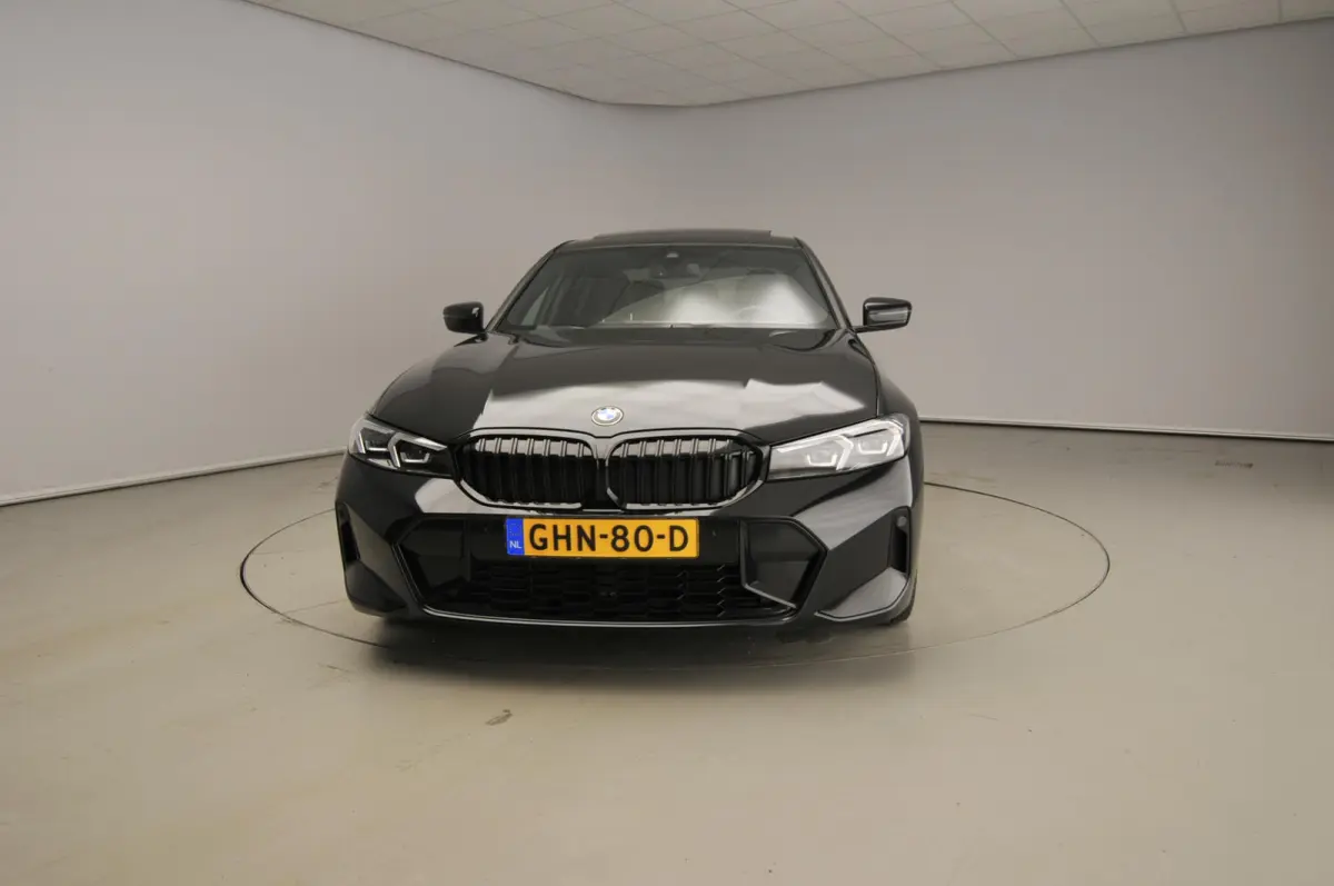 318i | M-Sportpakket | LED | Leder | Navigatie | Schuifdak | Sportstoelen | Stoelverwarming | DAB | Alu 18 inch