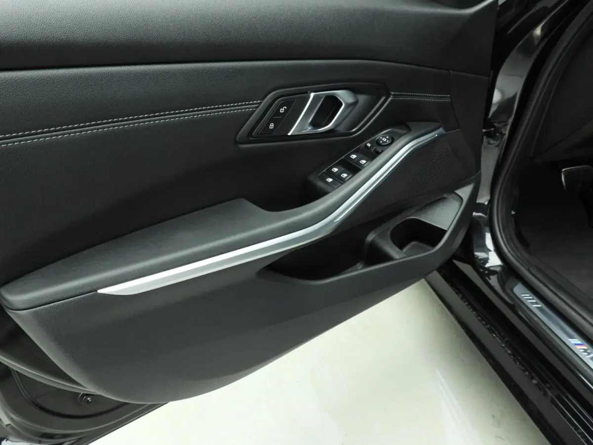 318i | M-Sportpakket | LED | Leder | Navigatie | Schuifdak | Sportstoelen | Stoelverwarming | DAB | Alu 18 inch