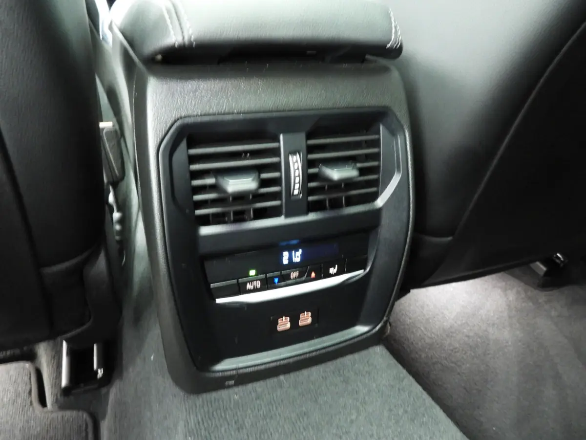 318i | M-Sportpakket | LED | Leder | Navigatie | Schuifdak | Sportstoelen | Stoelverwarming | DAB | Alu 18 inch