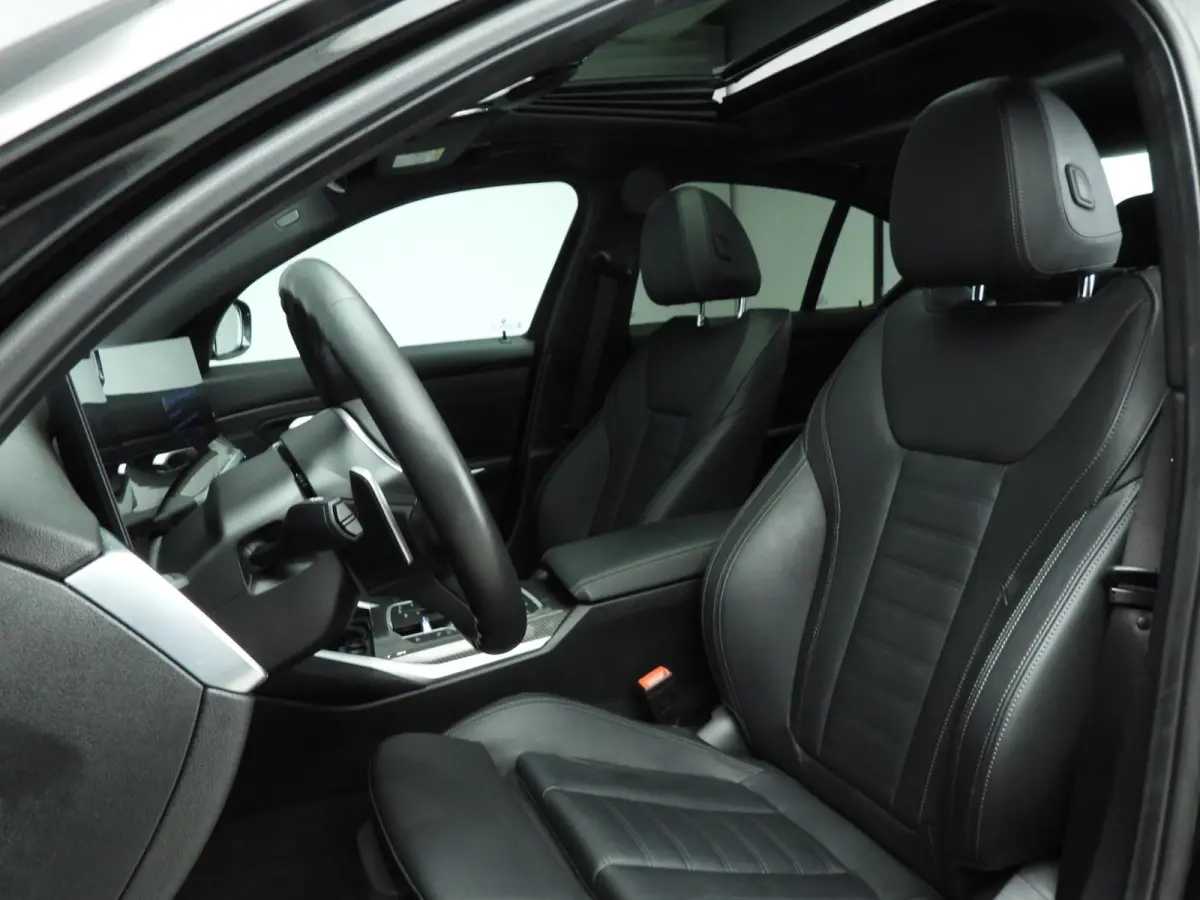 318i | M-Sportpakket | LED | Leder | Navigatie | Schuifdak | Sportstoelen | Stoelverwarming | DAB | Alu 18 inch