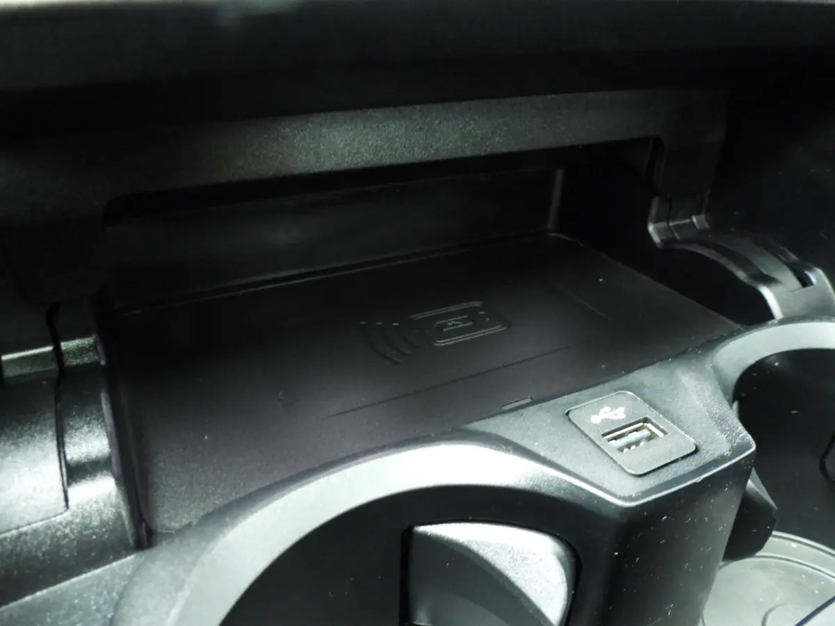 318i | M-Sportpakket | LED | Leder | Navigatie | Schuifdak | Sportstoelen | Stoelverwarming | DAB | Alu 18 inch
