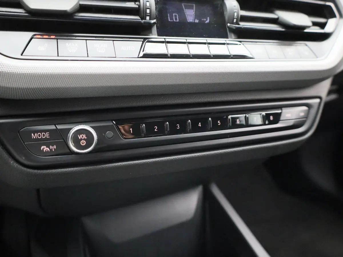 116i Executive | Automaat | Parkeer sensoren | Navigatie | Virtual cockpit | Cruise control | Bluetooth | Apple Carplay | Stoel verwarming | Climate control