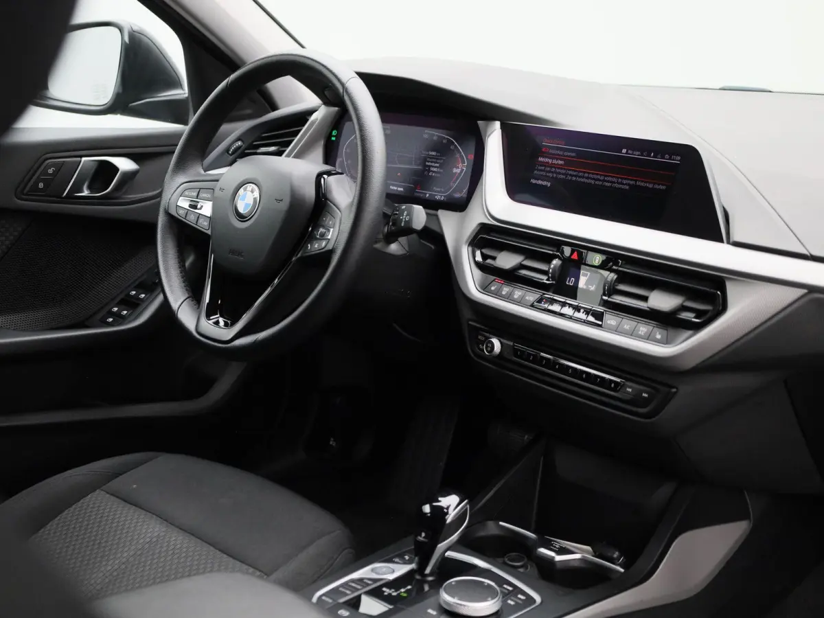 116i Executive | Automaat | Parkeer sensoren | Navigatie | Virtual cockpit | Cruise control | Bluetooth | Apple Carplay | Stoel verwarming | Climate control