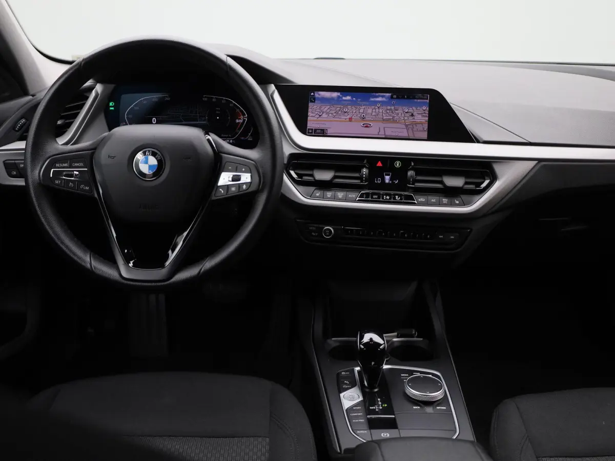 116i Executive | Automaat | Parkeer sensoren | Navigatie | Virtual cockpit | Cruise control | Bluetooth | Apple Carplay | Stoel verwarming | Climate control